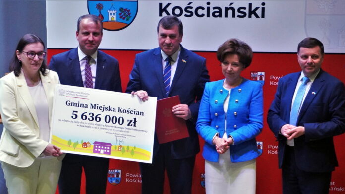 Podpisanie umów dla ŚDP w Kościanie fot. WUW