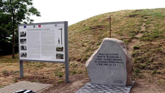 obelisk z berłem sztyletowym, odsłonięcie fot. UG Kamieniec