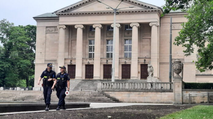strażnicy miejscy przed Teatrem Wielkim fot. SMMP