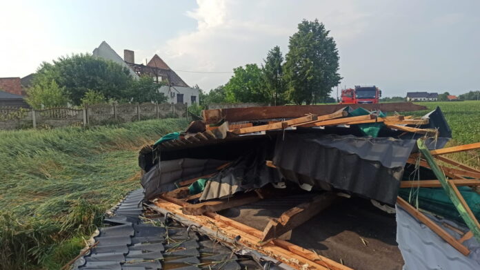 zerwany dach budynku mieszkalnego fot. KP PSP Pleszew