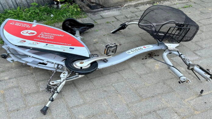 zniszczony rower miejski fot. B. Klimek FB