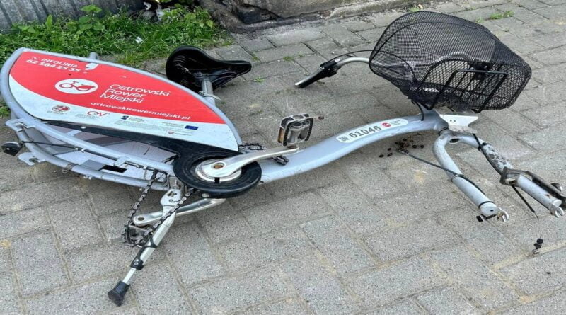 zniszczony rower miejski fot. B. Klimek FB