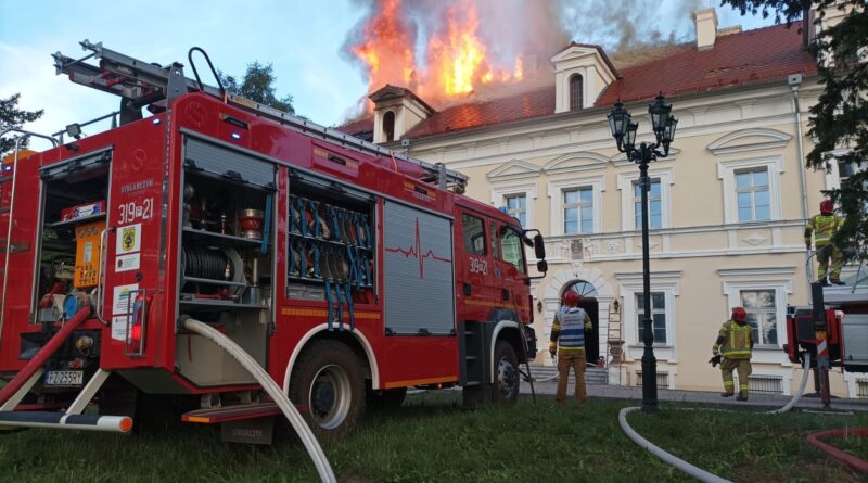 pożar pałacu fot. OSP KSRG Dopiewo