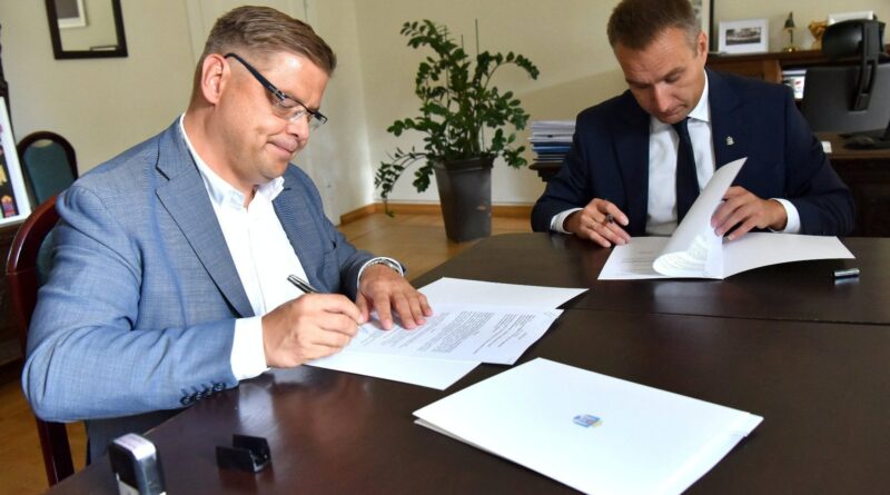 Paweł Przepióra, Mariusz Wiśniewski, podpisanie umowy fot. UMP