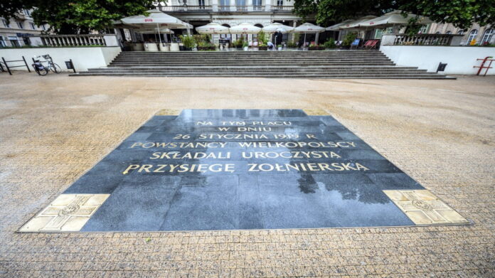 tablica na placu Wolności fot. Estrada Poznańska