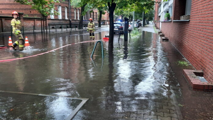 ulewne deszcze w Poznaniu, Ułańska fot. SMMP