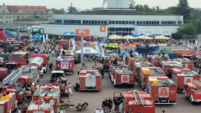Zlot czerwonych samochodów fot. MTP