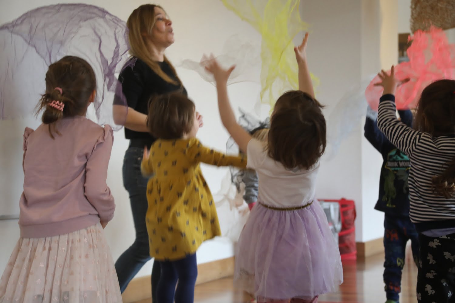 STREFA ZABAWY „Tańczące liście” – warsztaty taneczno-muzyczne dla dzieci prowadzenie: Anna B (519960)