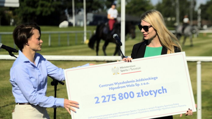 dotacja dla Hipodromu Wola, Jadwiga Emilewicz fot. biuro J. Emilewicz