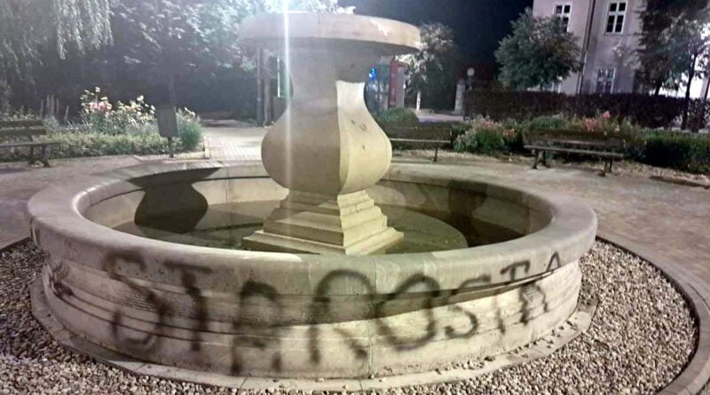 zniszczona fontanna fot. policja Kępno