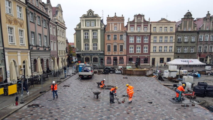 układanie nawierzchni, Stary Rynek fot. PIM
