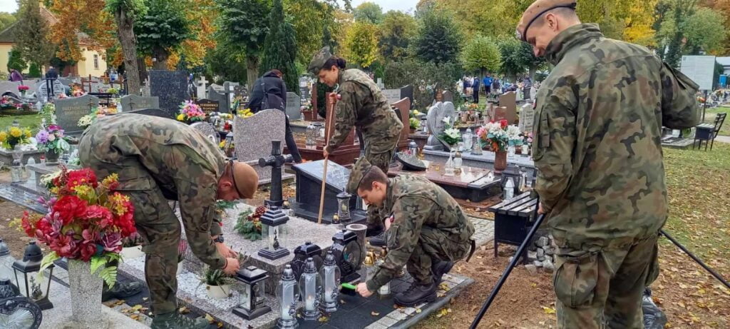 "Żołnierska pamięć". Wielkopolscy terytorialsi porządkowali groby (ZDJĘCIA)