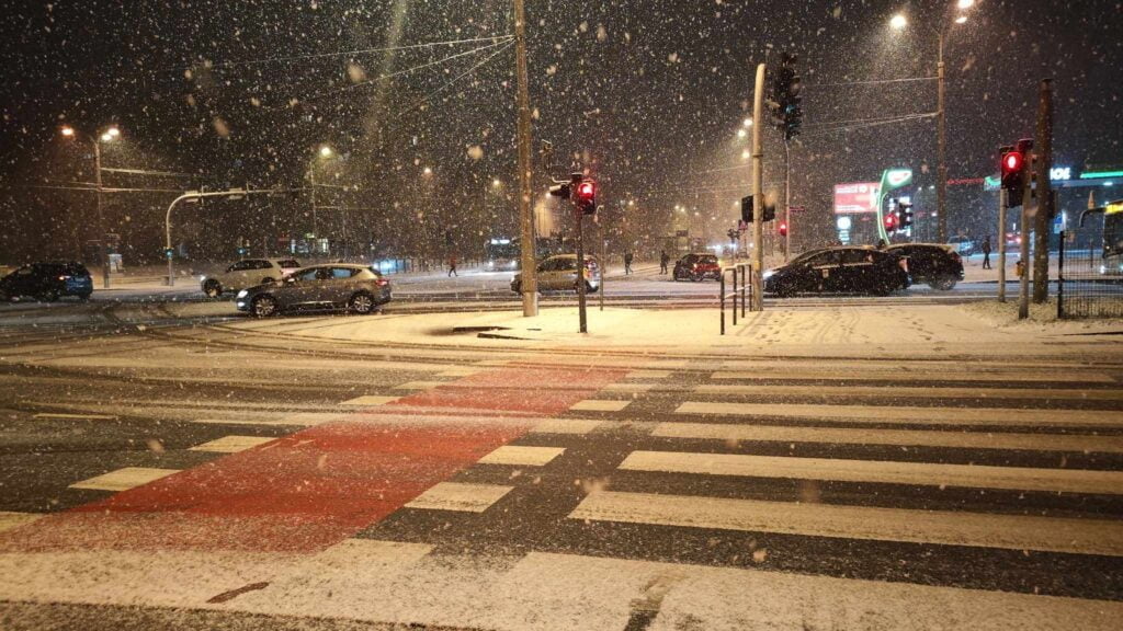 śnieg na skrzyżowaniu Żeromskiego i Dąbrowskiego fot. K. Adamska