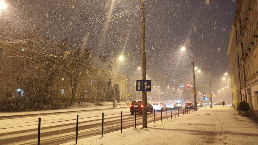 śnieg na skrzyżowaniu Żeromskiego i Dąbrowskiego fot. K. Adamska