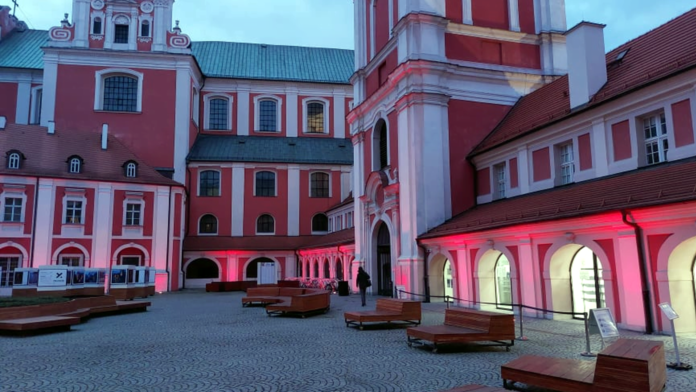 Urząd Miasta Poznania podświetlony na czerwono fot. UMP