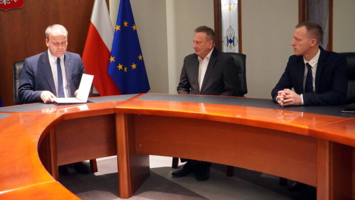 wojewoda Michał Zieliński, Andrzej Grzeszczak, Mateusz Daszkiewicz fot. WUW