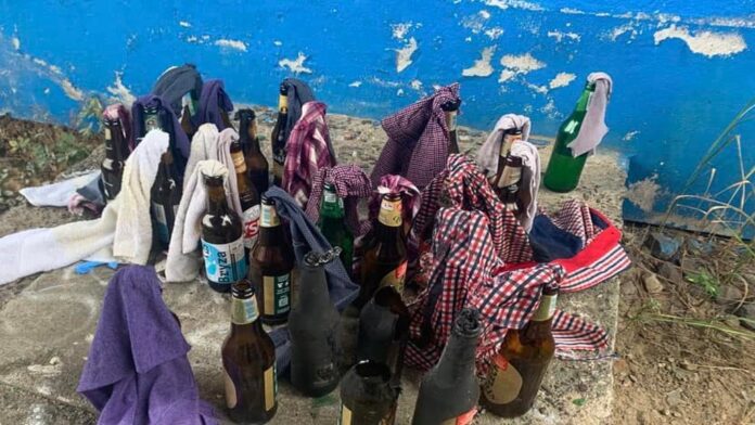 butelki na wiadukcie fot. policja Wielkopolska