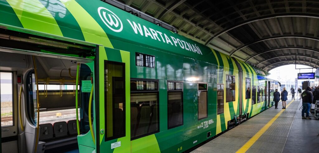 Zielono na torach: Koleje Wielkopolskie prezentują pociąg w barwach Warty Poznań